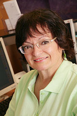 Frau Schmidt am Empfang